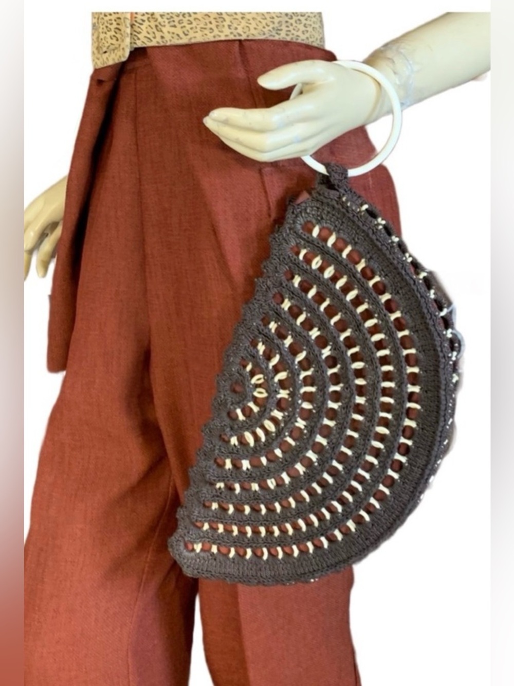 VINTAGE 1970'S BROWN CROCHET MACRAME W/CREAM PLASTIC WRIST BAG/CLUTCH